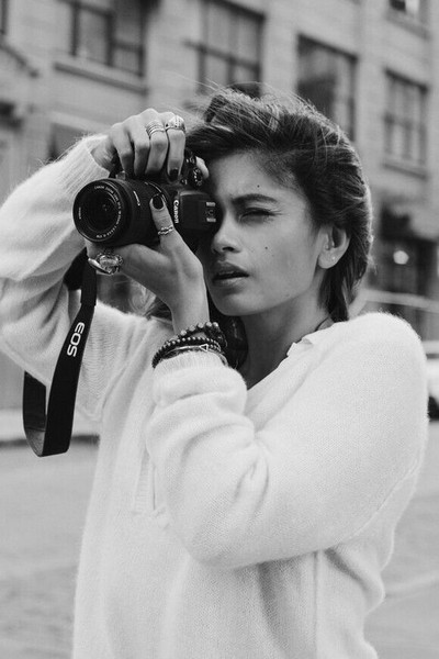 Фотография девушки с фотоаппаратом