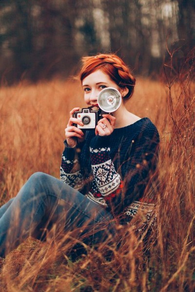 Фотография девушки с фотоаппаратом