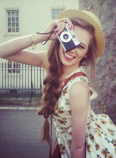 Фотография девушки с фотоаппаратом