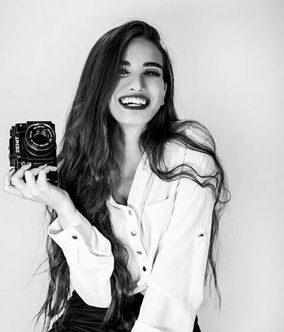 Фотография девушки с фотоаппаратом