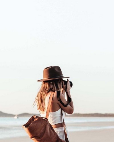 Фотография девушки с фотоаппаратом