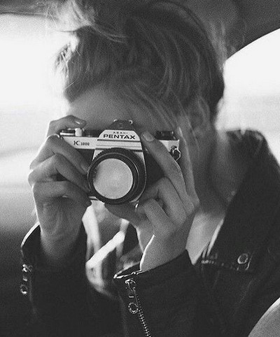 Фотография девушки с фотоаппаратом