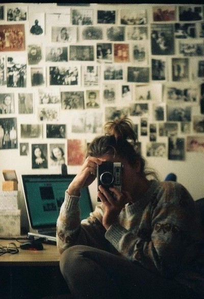 Фотография девушки с фотоаппаратом