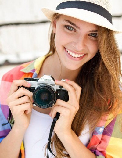 Фотография девушки с фотоаппаратом