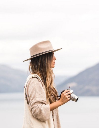 Фотография девушки с фотоаппаратом