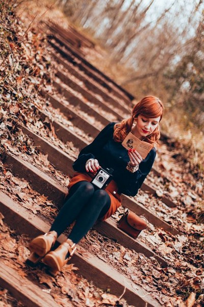 Фотография девушки с фотоаппаратом