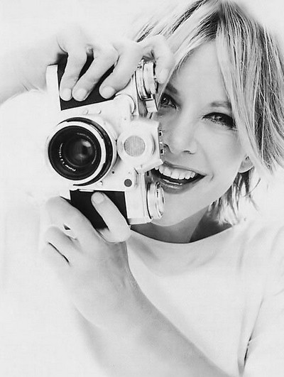 Фотография девушки с фотоаппаратом