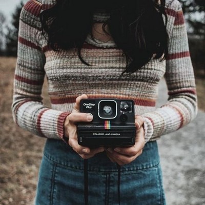 Фотография девушки с фотоаппаратом