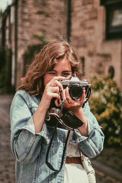 Фотография девушки с фотоаппаратом