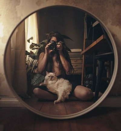 Фотография девушки с фотоаппаратом