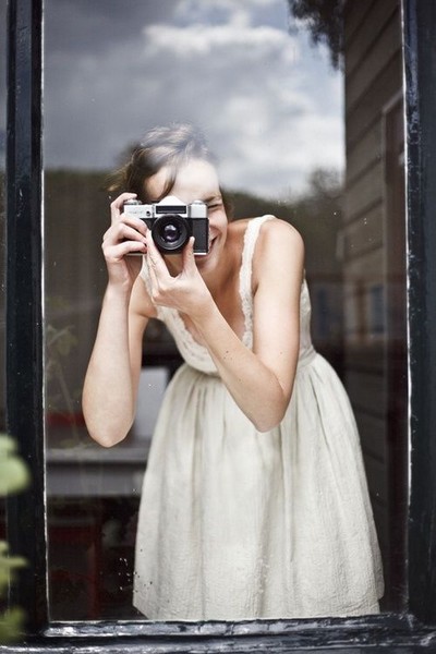 Фотография девушки с фотоаппаратом