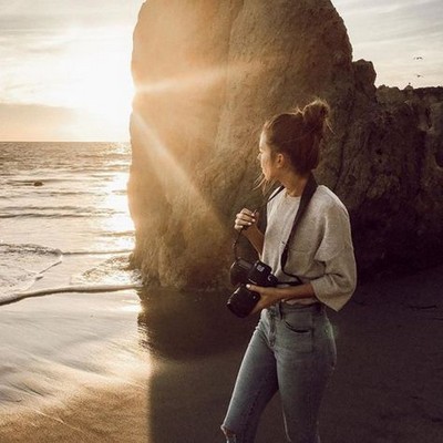 Фотография девушки с фотоаппаратом