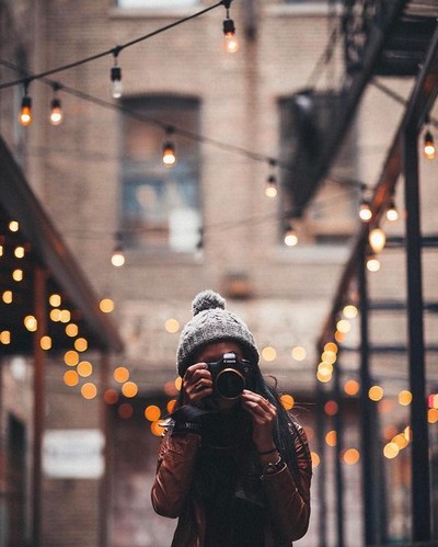 Фотография девушки с фотоаппаратом