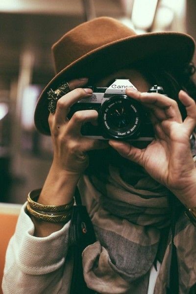 Фотография девушки с фотоаппаратом