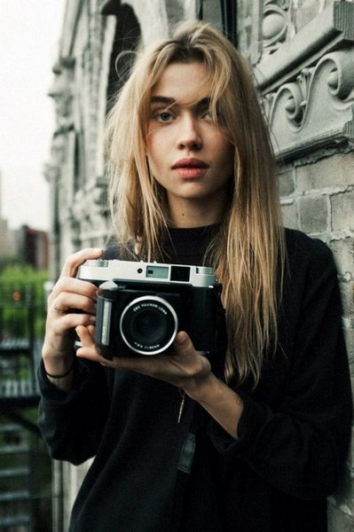 Фотография девушки с фотоаппаратом