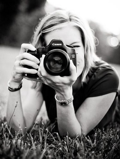 Фотография девушки с фотоаппаратом