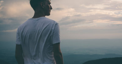 Позы для фотосессии мужчин: 21 пример