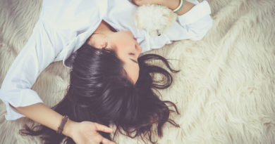 Позы для фотосессий девушек: 20 примеров