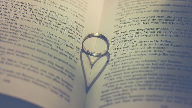 Кольцо на книге