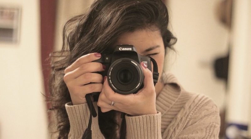 Девушка с фотоаппаратом