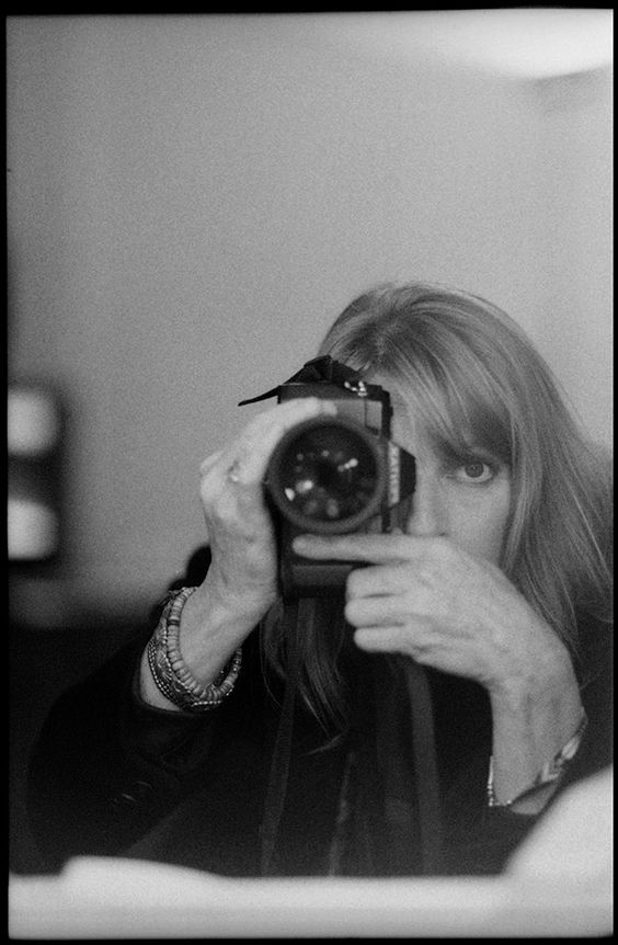 Девушка с фотоаппаратом