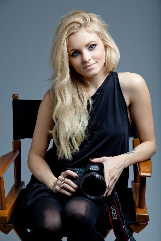 Девушка с фотоаппаратом