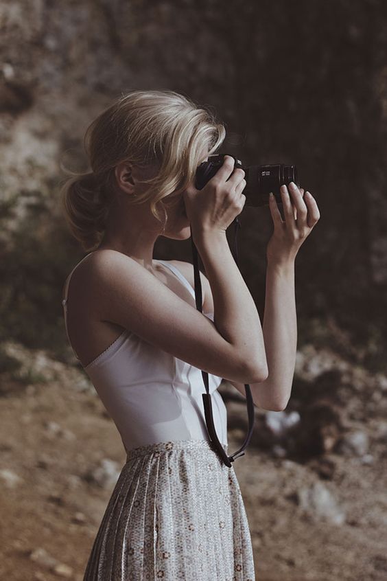 Девушка с фотоаппаратом